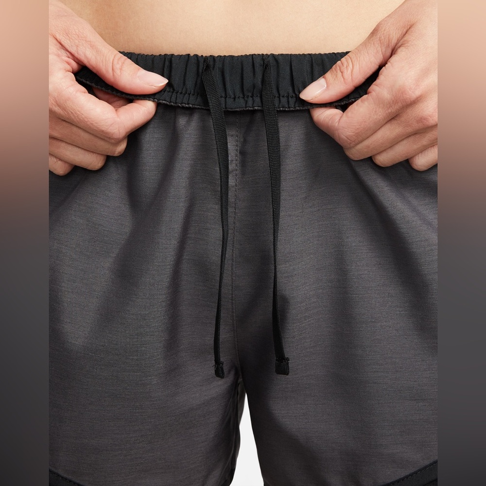 Nike Women’s Core Tempo Running Shorts in Heather Black, size XS, NWT - Picture 3 of 13